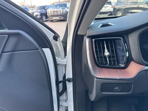 Used 2024 Volvo XC60 B5 Plus image 12