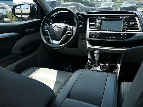 Used 2018 Toyota Highlander XLE FWD image 22