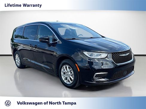Used 2025 Chrysler Pacifica Select FWD image 1