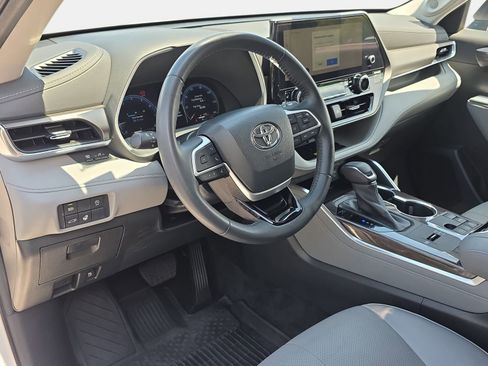 Used 2023 Toyota Highlander Limited FWD image 17