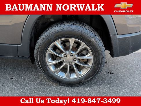 Used 2020 Jeep Cherokee Latitude Plus w/ Cold Weather Group AWD/4WD image 21