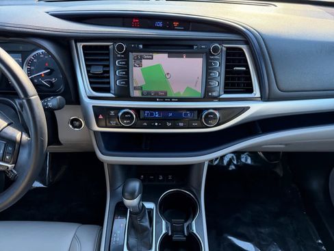 Used 2019 Toyota Highlander XLE image 14