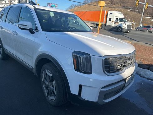 Used 2025 Kia Telluride S image 2