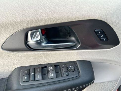 Certified 2022 Chrysler Pacifica Touring-L image 15