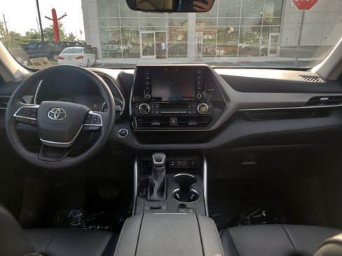 Used 2022 Toyota Highlander XLE AWD/4WD image 18