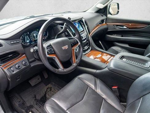 Used 2018 Cadillac Escalade Premium Luxury image 4