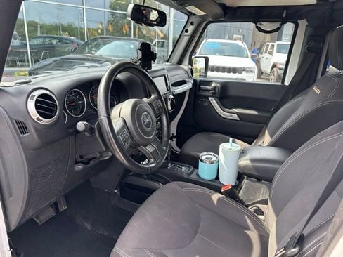 Used 2015 Jeep Wrangler Unlimited Sahara w/ Connectivity Group AWD/4WD image 5