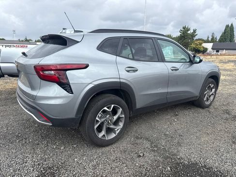 Used 2025 Chevrolet Trax LT FWD image 5