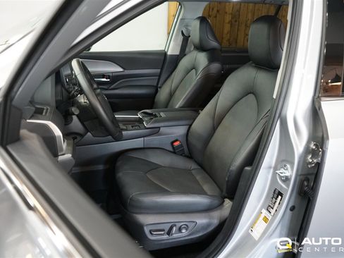 Used 2025 Toyota Grand Highlander AWD image 12