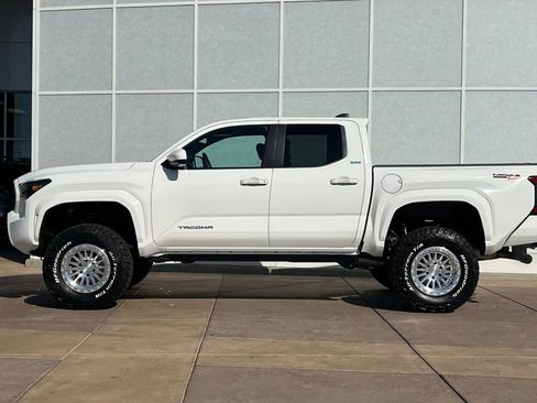 Used 2025 Toyota Tacoma SR5 image 7