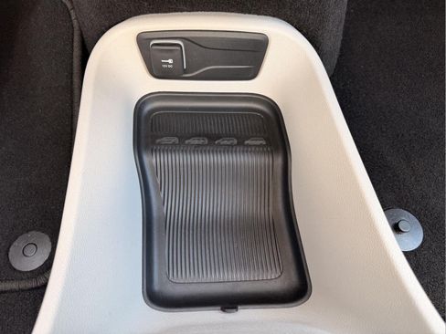 Used 2023 Chrysler Pacifica Touring-L FWD image 28