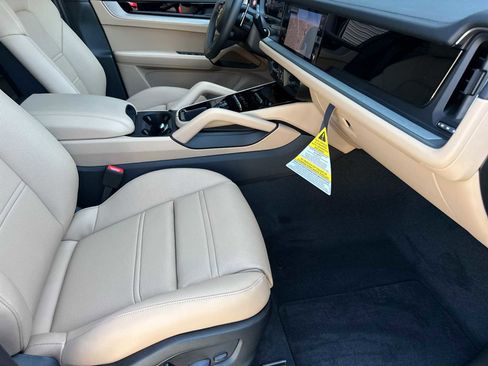 New 2025 Porsche Cayenne image 17