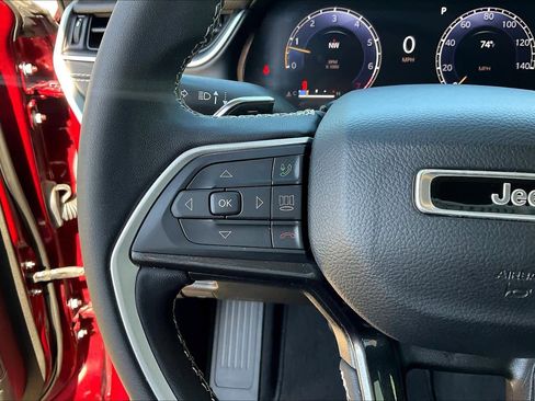 Used 2023 Jeep Grand Cherokee Laredo image 23