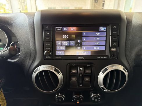 Used 2018 Jeep Wrangler Unlimited Sahara w/ Connectivity Group AWD/4WD image 14