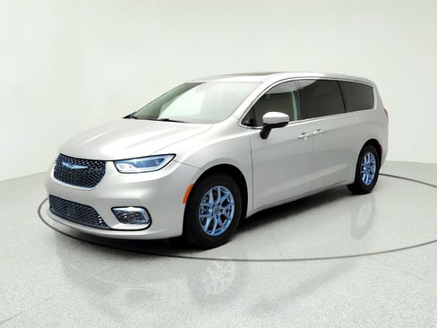 Used 2023 Chrysler Pacifica Touring-L FWD image 2