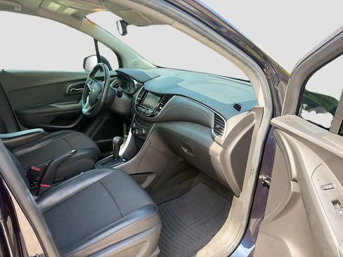 Used 2021 Chevrolet Trax LT w/ LT Convenience Package FWD image 13