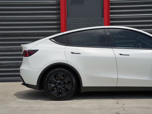 Used 2024 Tesla Model Y Long Range RWD image 13