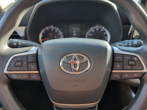 Used 2022 Toyota Highlander L image 17