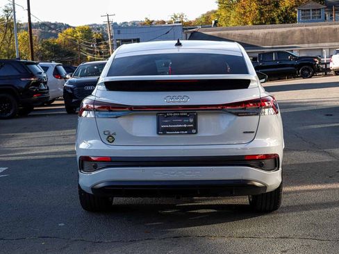 Used 2025 Audi Q4 e-tron Premium image 5