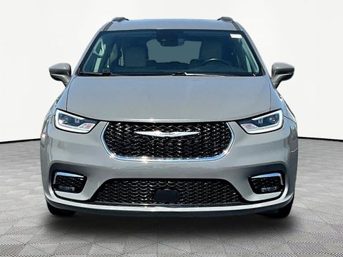 Used 2021 Chrysler Pacifica Touring-L FWD image 2