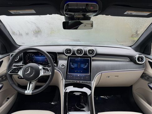 Used 2025 Mercedes-Benz GLC 300 4MATIC image 9