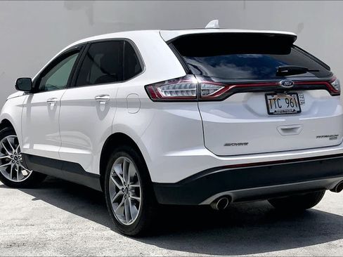 Used 2018 Ford Edge Titanium w/ Equipment Group 301A FWD image 4