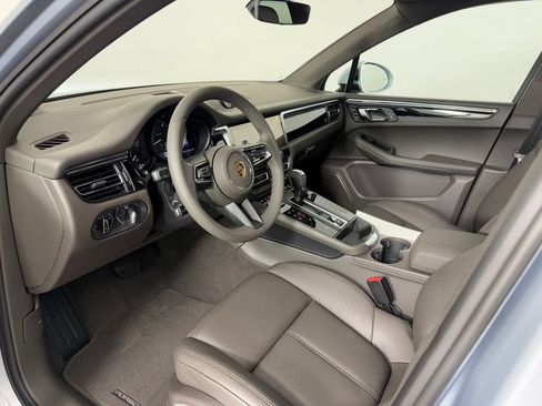 Certified 2026 Porsche Macan AWD/4WD image 4