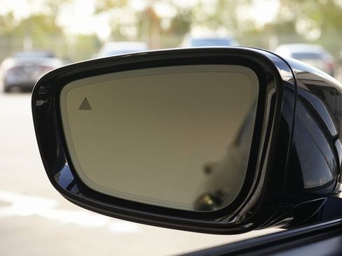 Used 2022 BMW 750i xDrive w/ Executive Package image 25