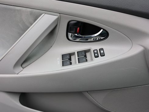 Used 2010 Toyota Camry LE image 31