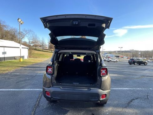 Used 2020 Jeep Renegade Altitude w/ UConnect 8.4 Nav Group image 16