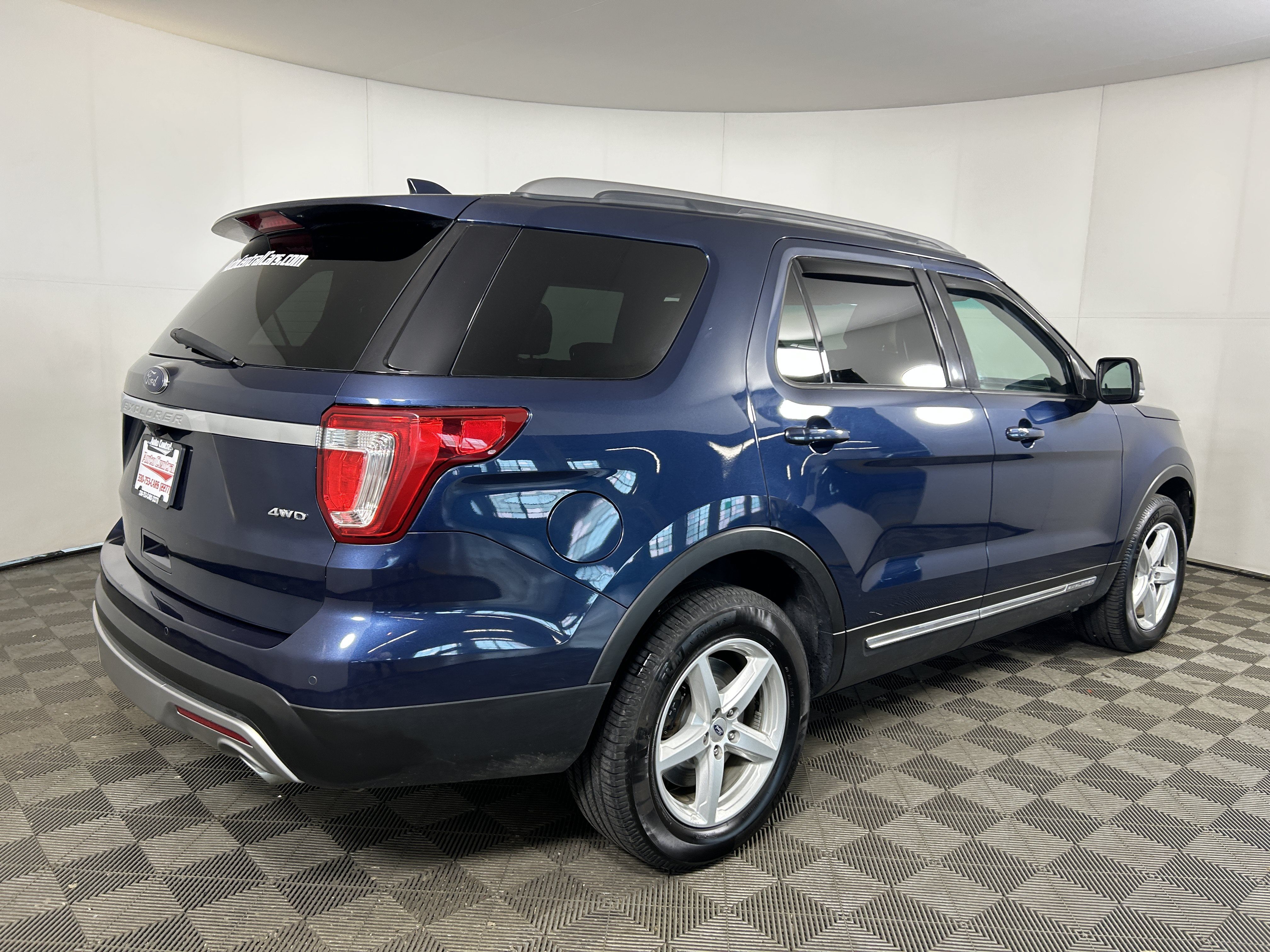 Used 2017 Ford Explorer XLT w/ Equipment Group 201A AWD/4WD image 6