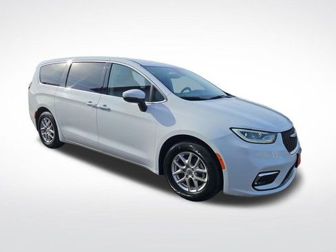 Used 2023 Chrysler Pacifica Touring-L image 11