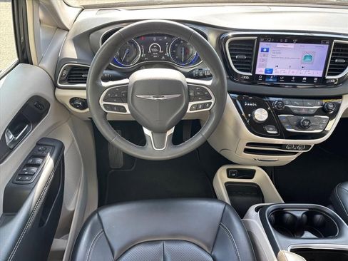 Used 2023 Chrysler Pacifica Touring-L FWD image 14