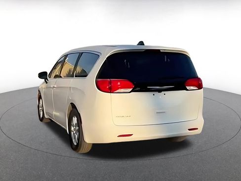 Used 2023 Chrysler Voyager LX image 12