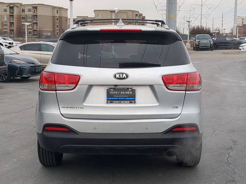 Used 2016 Kia Sorento LX w/ LX Convenience Package image 4