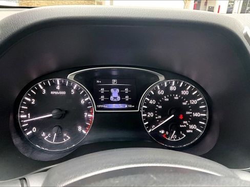 Used 2017 Nissan Pathfinder Platinum image 2