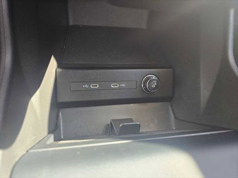 Used 2024 Audi Q4 e-tron Prestige image 33