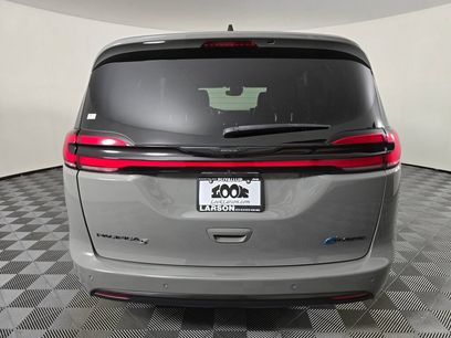 Used 2023 Chrysler Pacifica Limited w/ Uconnect Theater Family Group