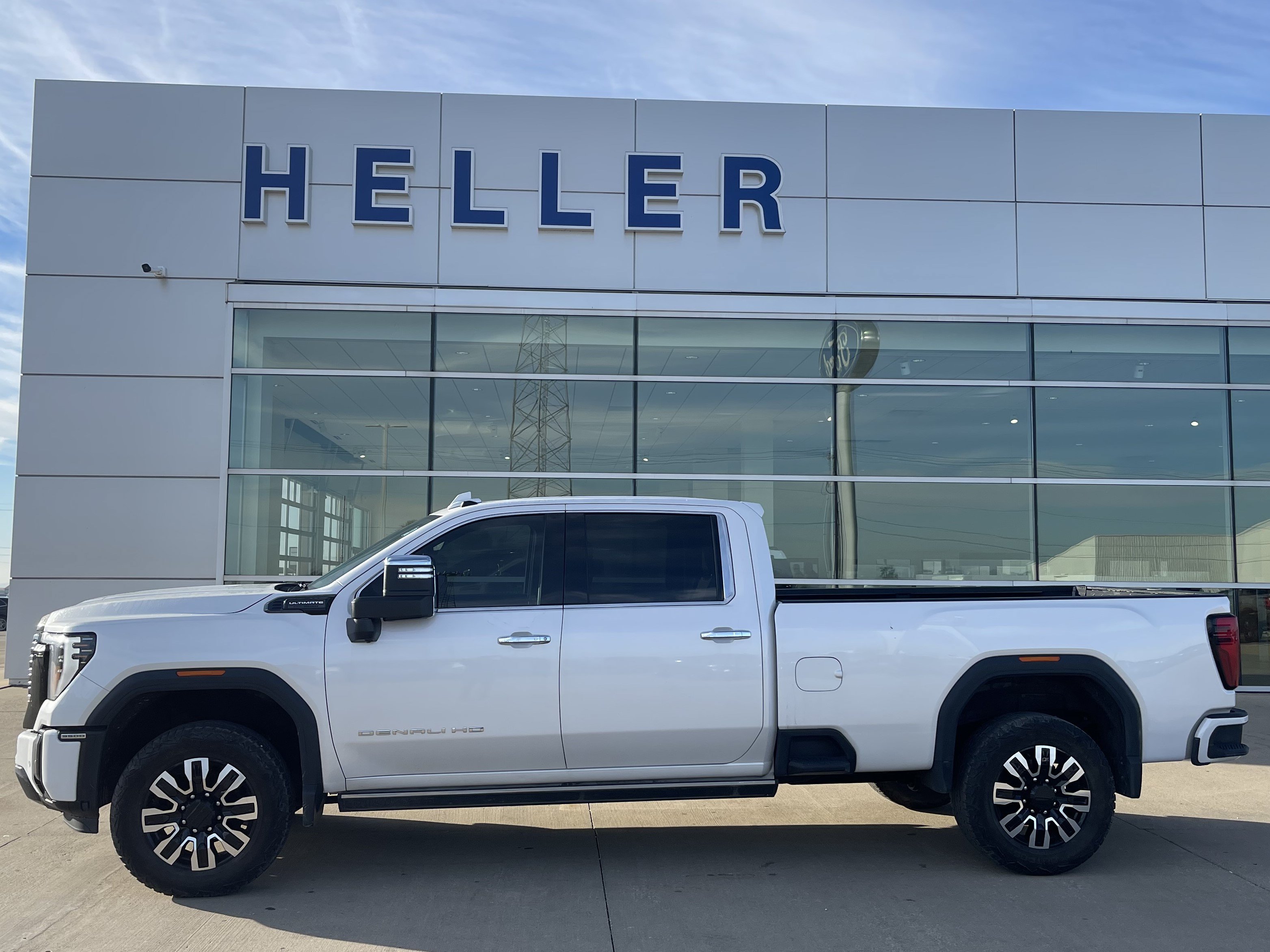 Used 2024 GMC Sierra 3500 Denali Ultimate AWD/4WD image 3