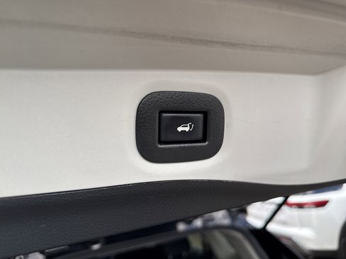 Used 2018 Nissan Rogue SV w/ Premium Package AWD/4WD image 12