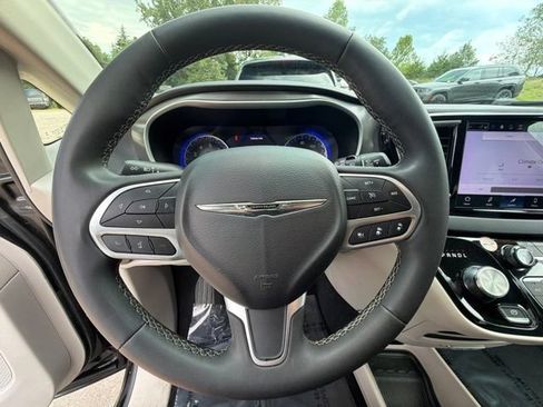 Used 2024 Chrysler Pacifica Touring-L FWD image 22