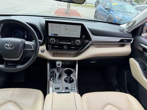 Used 2023 Toyota Highlander Limited FWD image 23