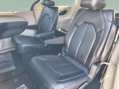 Used 2020 Chrysler Voyager Lxi FWD image 17
