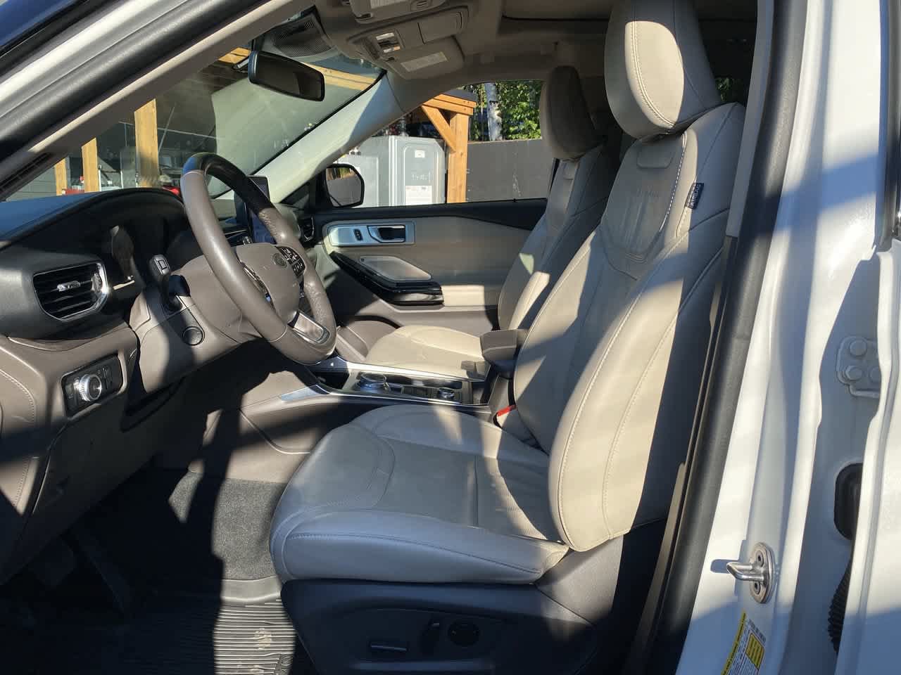 Used 2022 Ford Explorer Platinum w/ Equipment Group 601A AWD/4WD image 14