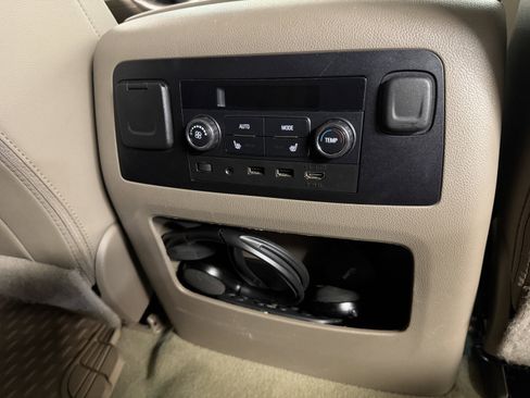 Used 2017 GMC Yukon SLT w/ Premium Edition AWD/4WD image 26