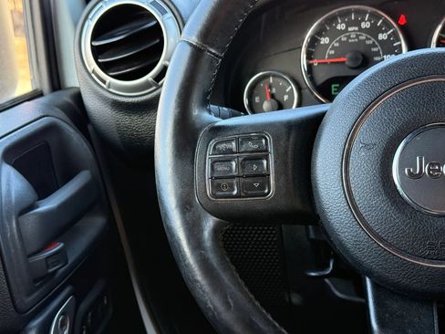 Used 2015 Jeep Wrangler Unlimited Sahara w/ Connectivity Group AWD/4WD image 16