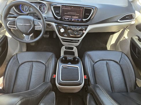 Used 2024 Chrysler Pacifica Touring-L image 5