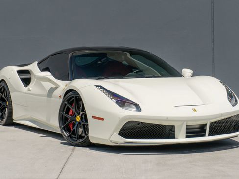 Used 2018 Ferrari 488 GTB RWD image 5