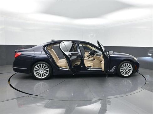 Used 2018 BMW 740i image 45