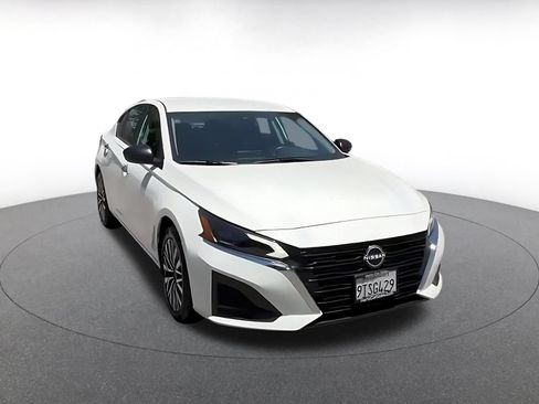 Used 2025 Nissan Altima 2.5 SV FWD image 3